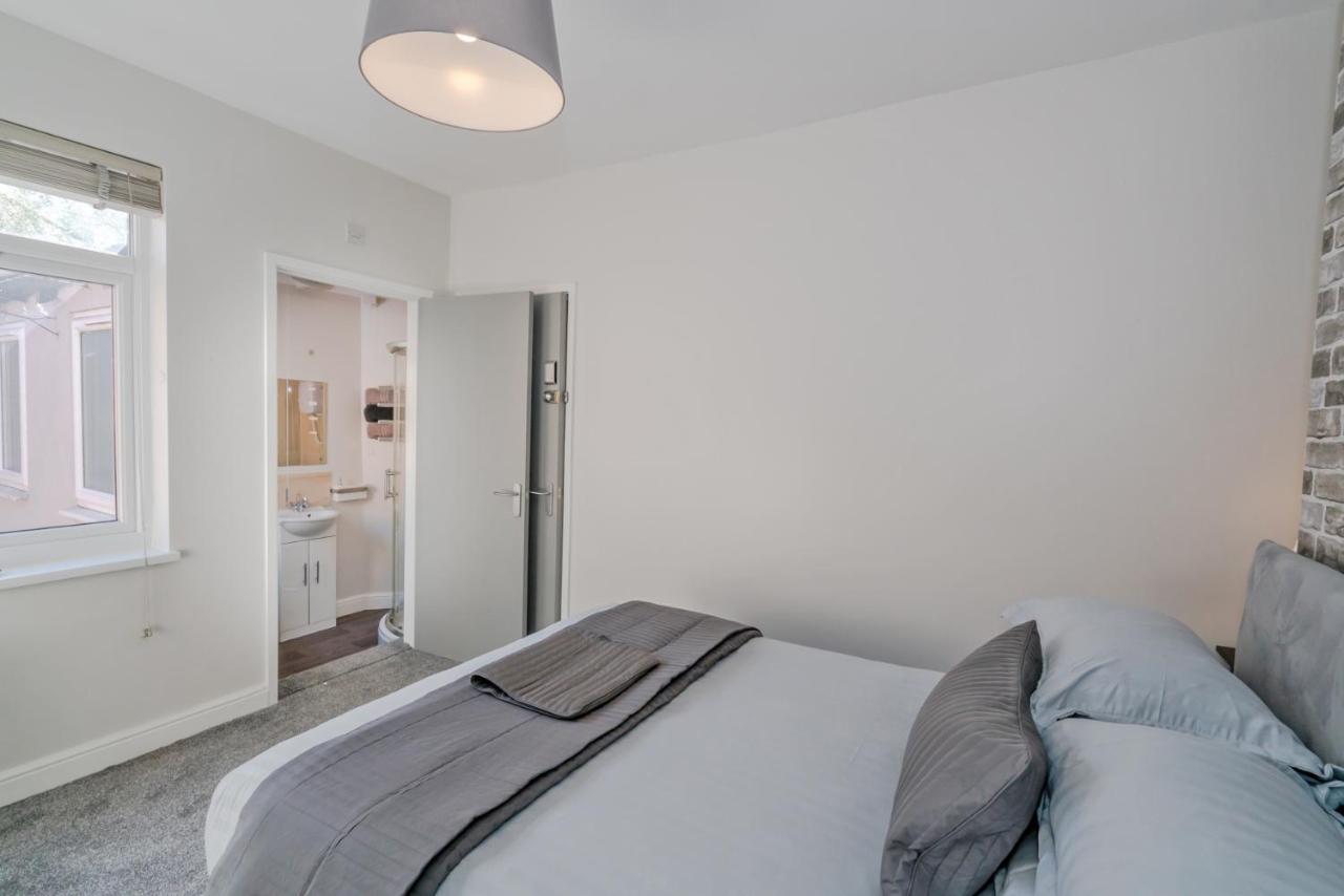 Newhall Lodge Кэннок Экстерьер фото